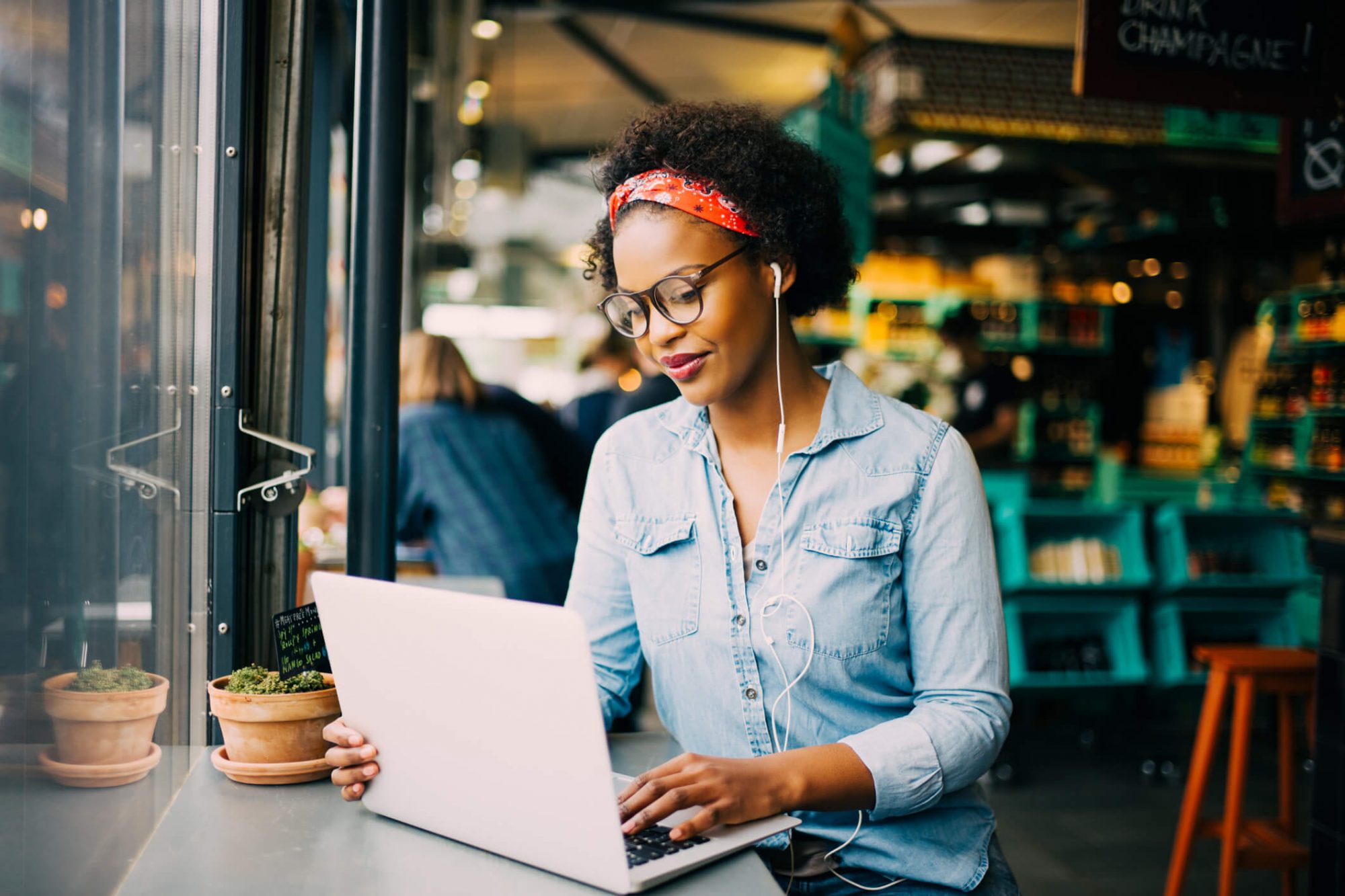 woman on her computer at a cafe